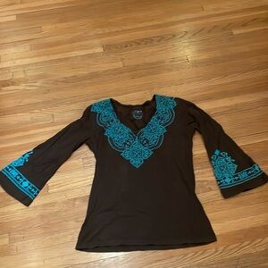 Pink Cattlelac L brown top with embroidered blue design